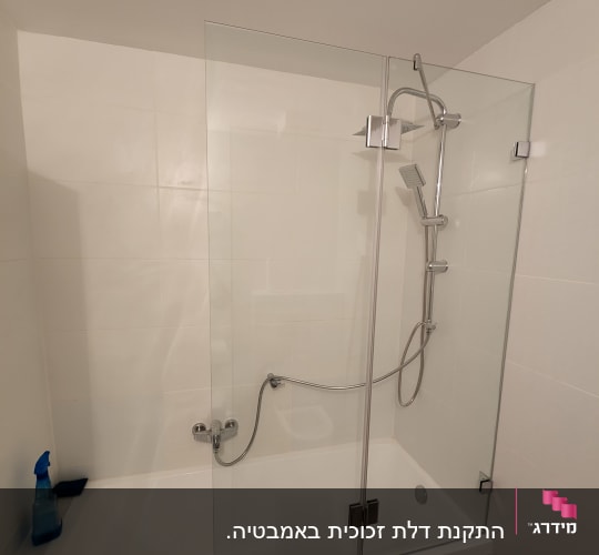 מקלחת עם דלת זכוכית וברז נשלף